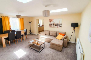 Charming 2-Bed Apartment in Stroud